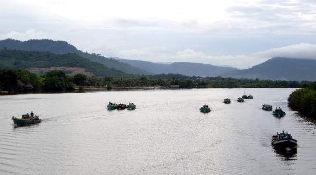 image 023-cham-khmer-fishing-boats-heading-down-kampot-river-for-night-fishing-jpg