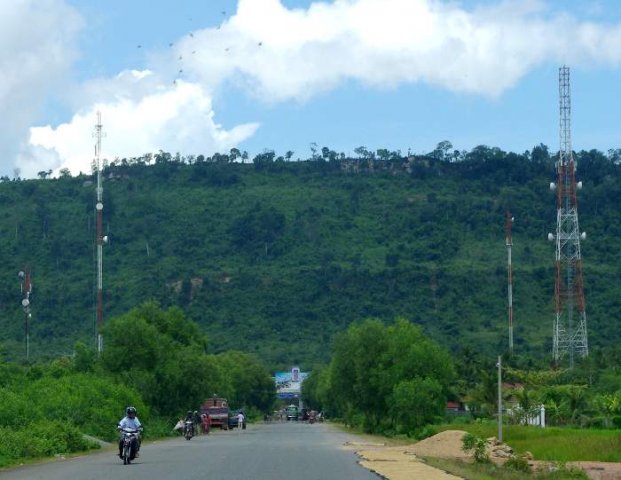 image 010-approaching-junction-town-of-veal-rinh-at-the-base-of-elephant-mountain-range-jpg