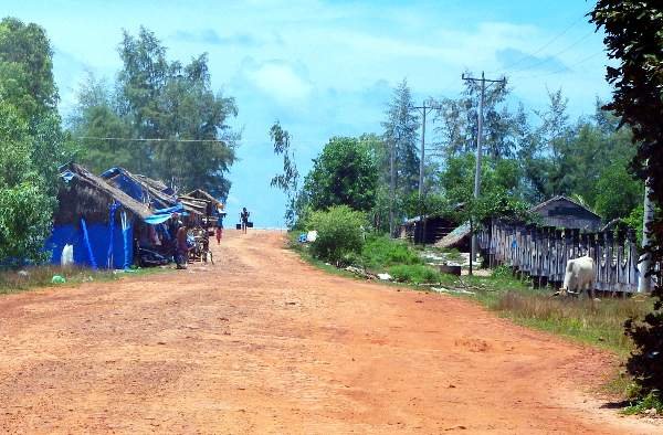 image 036-shanty-town-on-the-track-to-otres-beach-jpg