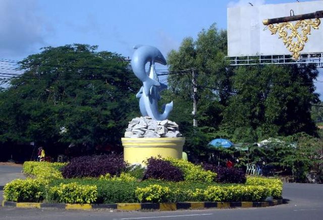 image 077-irrawaddy-dolphins-monument-sihanoukvile-jpg