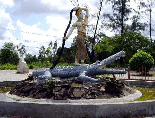image 084-statue-of-neang-rom-sai-sok-goddess-let-down-long-hair-and-ah-thuun-the-crocodile-park-at-independence-beach-sihanoukvile-jpg