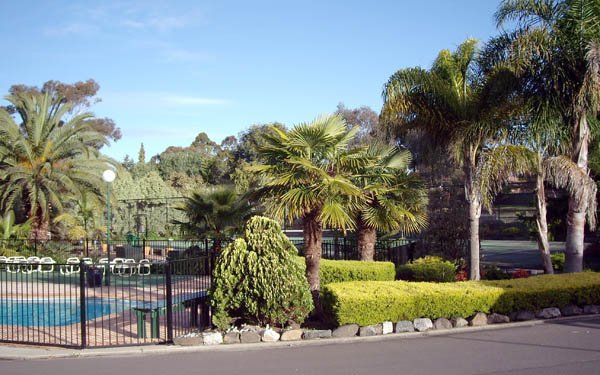 image 061-swimming-pool-tennis-court-at-garden-of-eden-caravan-park-jpg