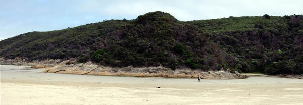 image 092-rocky-outcrop-on-the-right-side-of-norman-beach-jpg