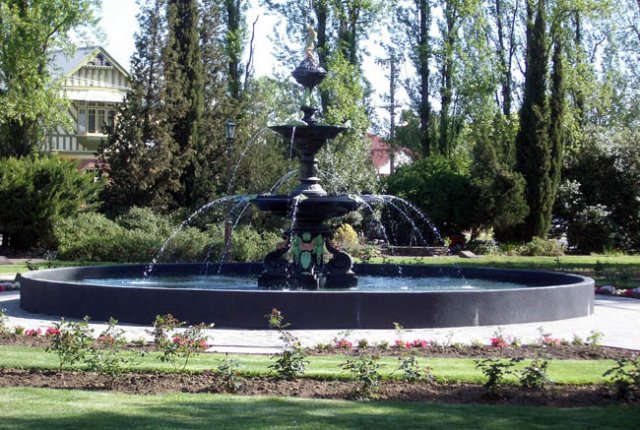 image wagga-wagga-war-memorial-park-fountain-jpg