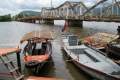 017-Keyman-tour-boat-alongside-Customs-boat