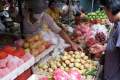 039-Buying-sapodilla