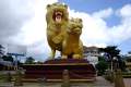 075-Golden-Lions-Monument-roundabout-Vimean-Tao-Meas-front-view-Sihanoukvile